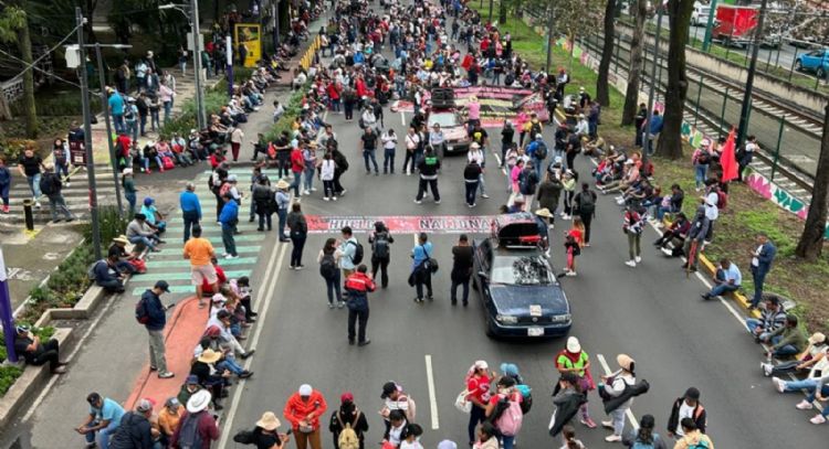 Marcha la CNTE por Calzada de Tlalpan rumbo al Estadio Ciudad de México previo al Mundial (Video)