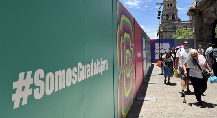 Vallas del Fan Fest aíslan a comerciantes del Centro de Guadalajara; denuncian pérdidas por obras