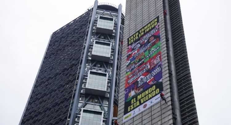 Greenpeace, Amnistía y más de 100 ONG despliegan lona en Estela de Luz; piden encuentro con Sheinbau
