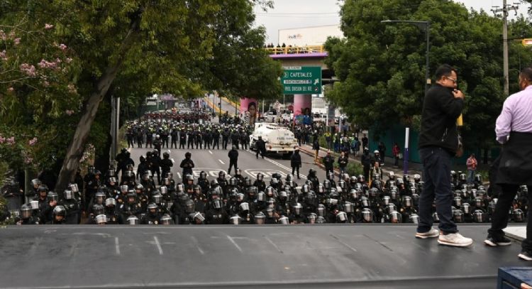 Cientos de policías frenan marcha de la CNTE al Estadio Ciudad de México