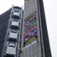 Greenpeace, Amnistía y más de 100 ONG despliegan lona en Estela de Luz; piden encuentro con Sheinbau