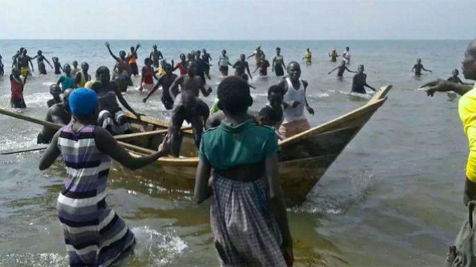 Se hunde barco que transportaba un equipo de futbol en Uganda