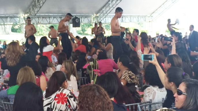 Agasajan a mujeres policía con ‘strippers’ en Veracruz