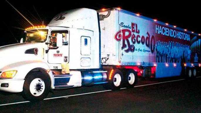 Balean caravana de la banda El Recodo en Michoacán