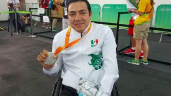 Edgar Navarro gana medalla de plata en carrera de 400 metros