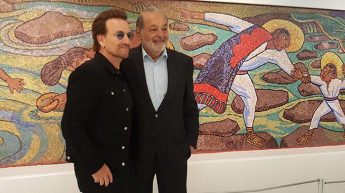 Bono, de U2, recorre el Museo Soumaya acompañado de Carlos Slim