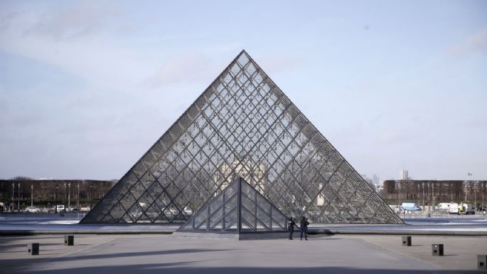 Museo de Louvre reabre sus puertas tras ataque del viernes