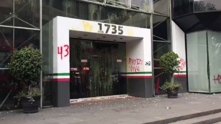 Lanzan huevos contra edificio de la SFP por caso Ayotzinapa