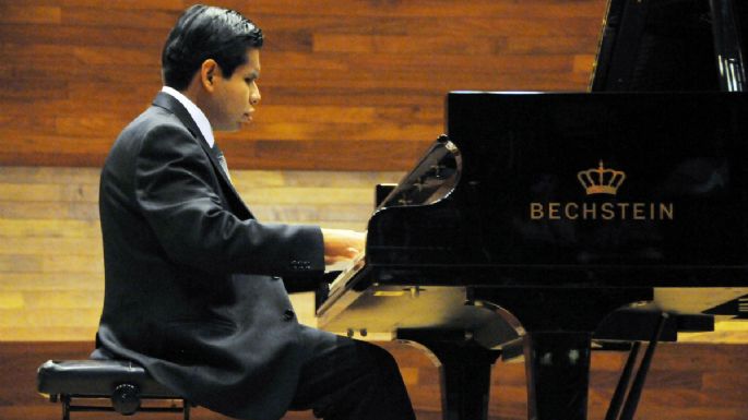 Alumno invidente de la UNAM se gradúa en Música con mención honorífica