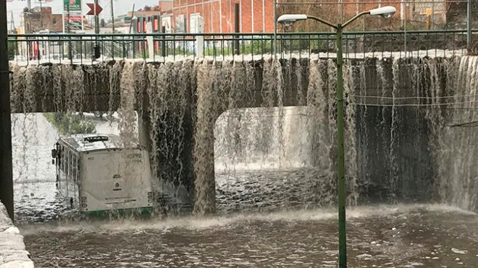 Tormenta desquicia tráfico en Guadalajara y provoca carambola vehicular