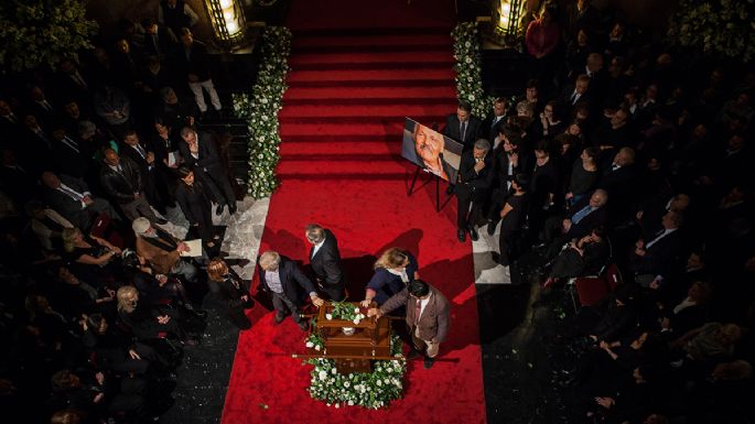 Gritos, reclamos, dudas, en el homenaje luctuoso a José Luis Cuevas