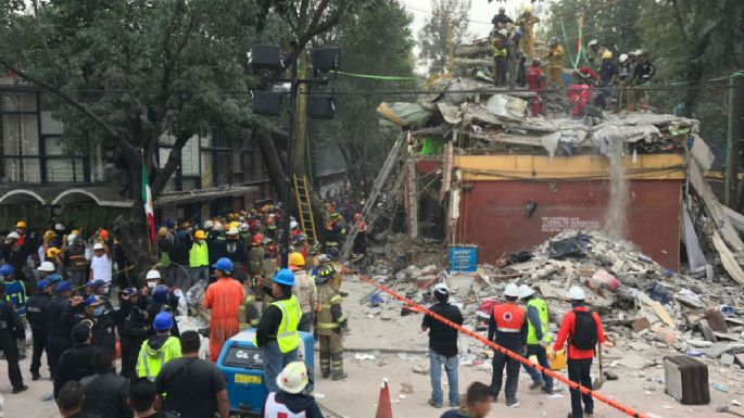 Rescatan dos cuerpos, un niño y un hombre, en Unidad de Tlalpan (video)