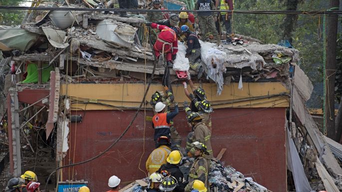 Rescatan dos cuerpos, un niño y un hombre, en Unidad de Tlalpan (video)