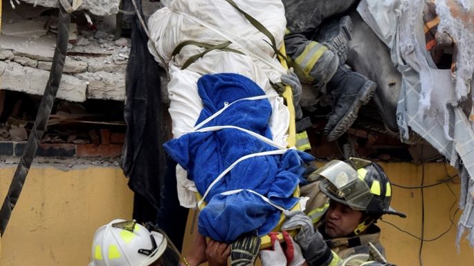 Rescatan dos cuerpos, un niño y un hombre, en Unidad de Tlalpan (video)