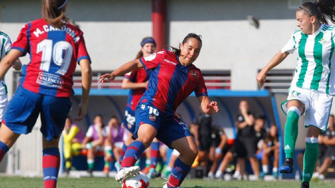 Ellas sí pueden vivir del futbol... pero en España