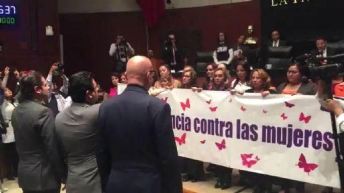 Noé Castañón jura como senador pese a acusación de violencia familiar (Video)