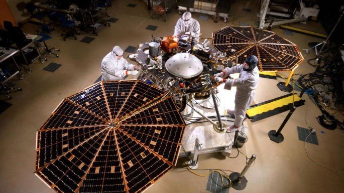 'Estoy en casa”, escribe la sonda InSight tras posarse con éxito en Marte (Video)