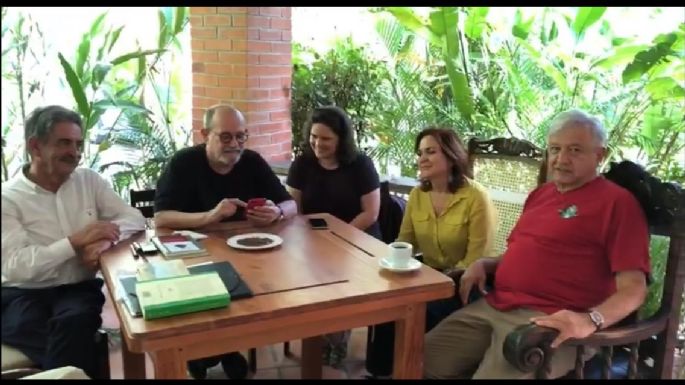 AMLO cedió la palabra a Silvio Rodríguez y éste leyó un poema de Nicolás Guillén (Video)