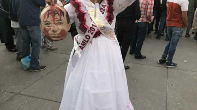 Hacen agosto con la 4T en el Zócalo: AMLITO con banda presidencial, playeras, tazas, llaveros…