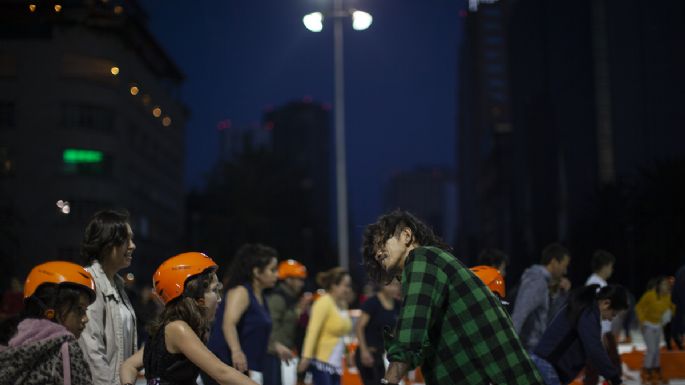 En el Monumento a la Revolución, focas para deslizar el ocio (Video y Galería)