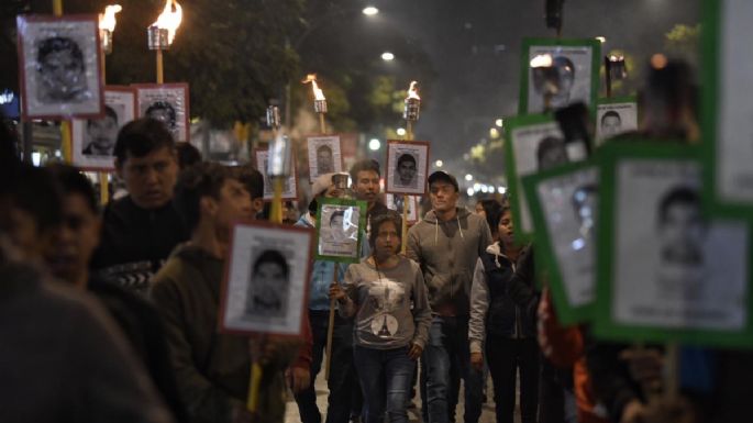 Familiares y amigos de los 43 de Ayotzinapa realizan marcha de antorchas