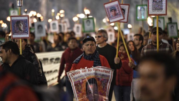 Familiares y amigos de los 43 de Ayotzinapa realizan marcha de antorchas