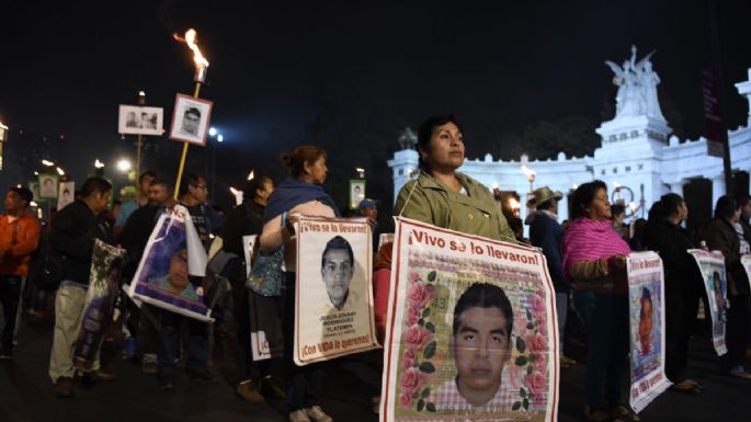 Familiares y amigos de los 43 de Ayotzinapa realizan marcha de antorchas