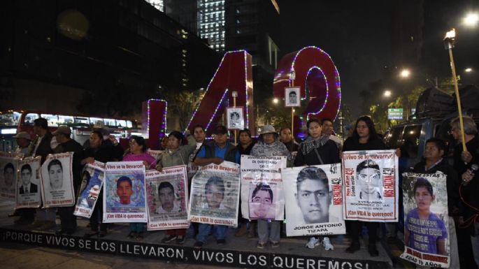 Familiares y amigos de los 43 de Ayotzinapa realizan marcha de antorchas