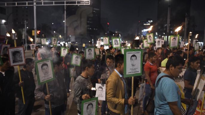 Familiares y amigos de los 43 de Ayotzinapa realizan marcha de antorchas