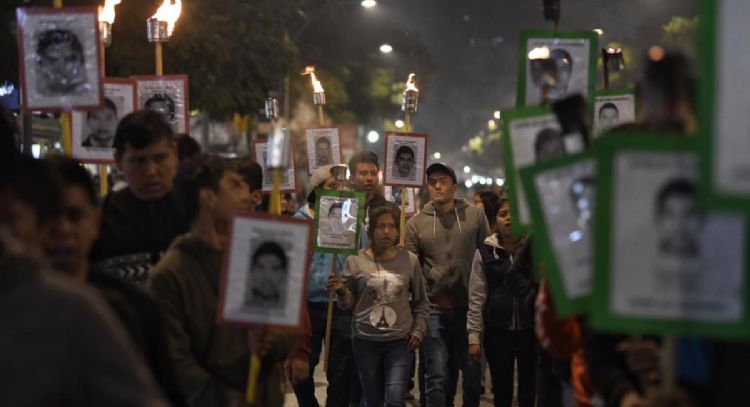 Familiares y amigos de los 43 de Ayotzinapa realizan marcha de antorchas