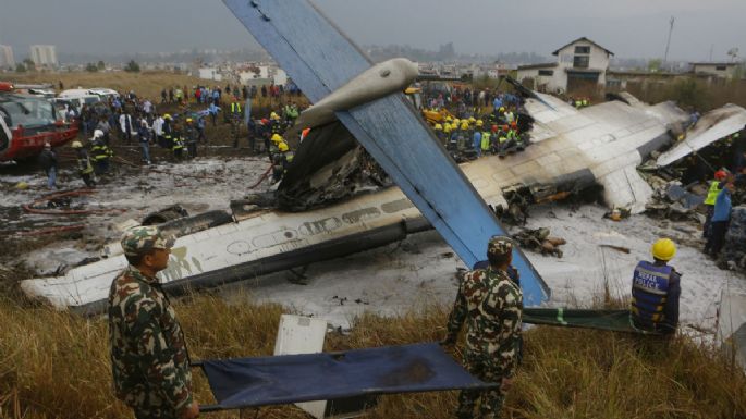 Se estrella un avión al aterrizar en Nepal; hay 49 muertos y 22 heridos