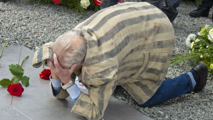 Las imágenes del día: desde el muro de Trump hasta el Holocausto