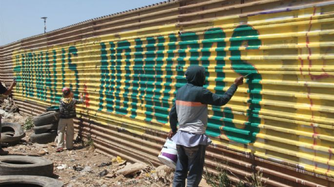 Las imágenes del día: desde el muro de Trump hasta el Holocausto