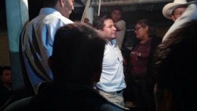 Amarran a panista en Chiapas; le exigen pague a cuatro campesinos agraviados