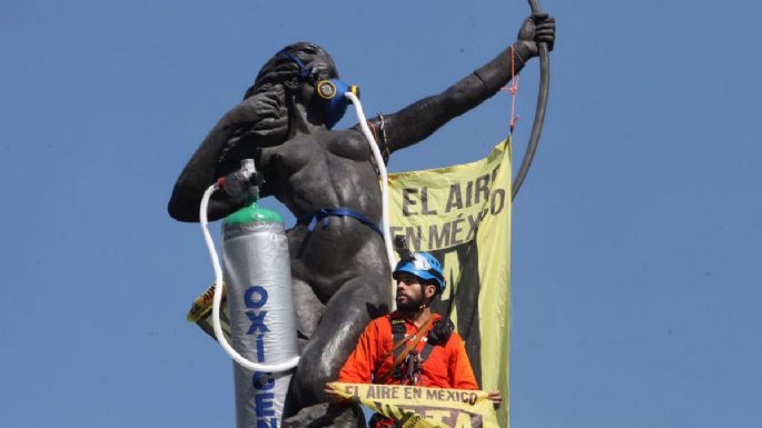 Greenpeace le pone mascarilla y tanque de oxígeno a la Diana Cazadora; demanda 'aire limpio” (Video)