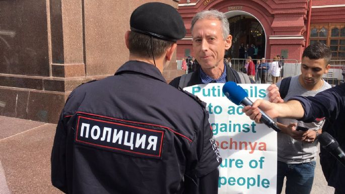 Detienen a activista LGTB por protestar afuera del Kremlin