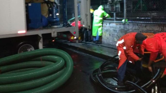 Menor de nueve años fallece tras caer en coladera en Iztapalapa; el Metro restablece servicio en Línea A