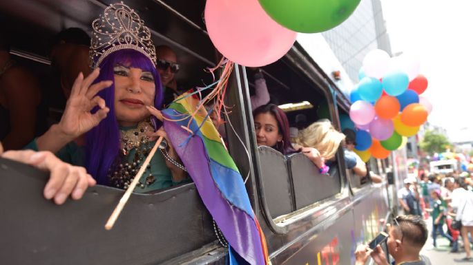 Miles de personas toman las calles por marcha LGBTTTI y triunfo del Tri en la CDMX