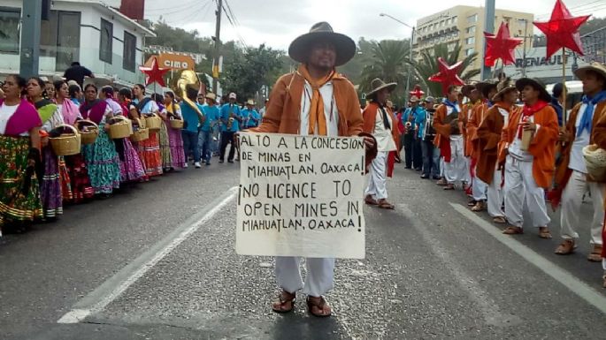 En la Guelaguetza Magisterial, recuerdan a los 43 y exigen poner un freno a las concesiones mineras