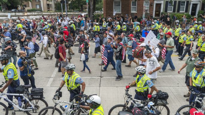 Supremacistas blancos marchan en Washington resguardados por policías