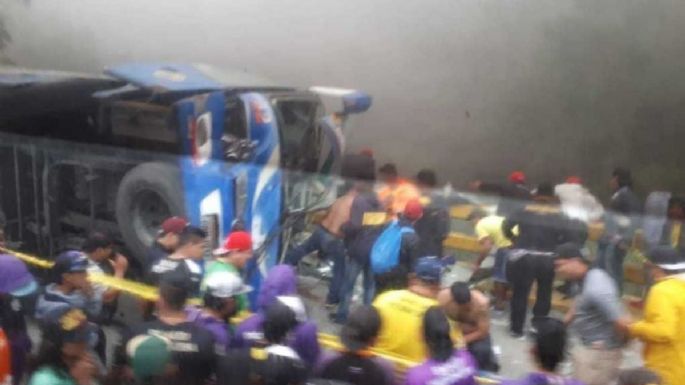 Vuelca autobús con hinchas del Barcelona Sporting Club en Ecuador; hay 12 muertos