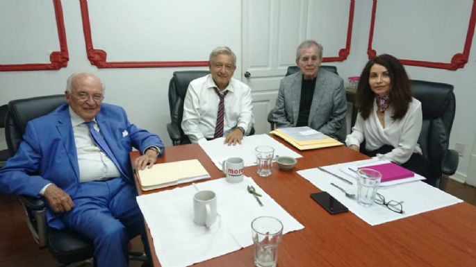 AMLO presenta a cuatro integrantes del grupo que hará propuesta de 'Constitución moral”