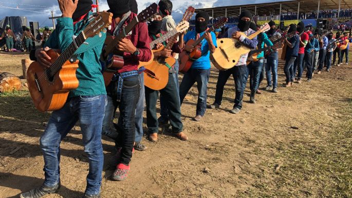 En festejo zapatista, Galeano pinta "caracoles" a los "malos gobiernos"