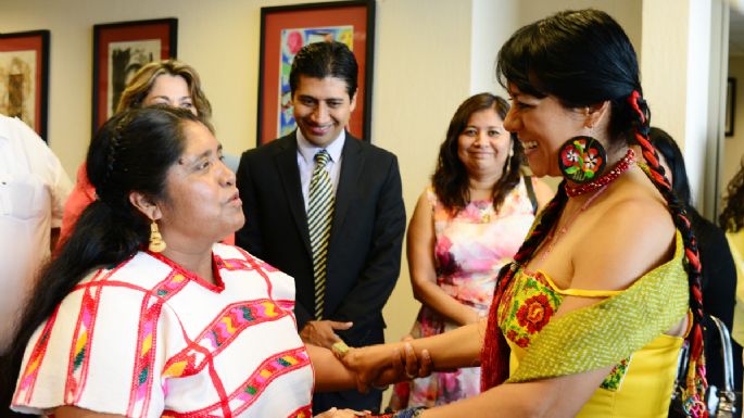 Con apoyo de GlobalGiving, Lila Downs busca recaudar 2.3 mdp para cubrir estudios de 34 indígenas