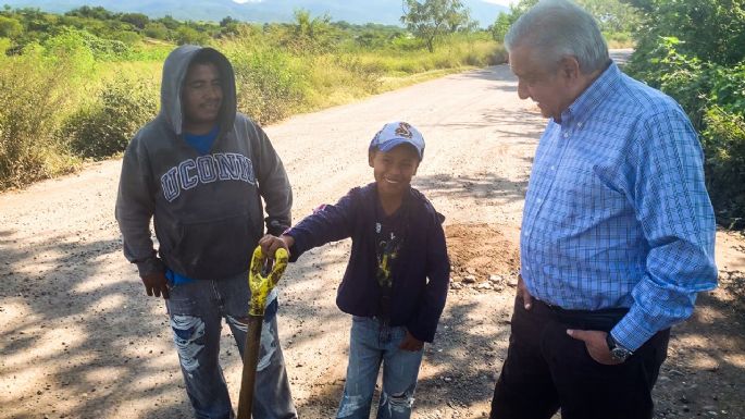 López Obrador llama a gobernadores a "ponerse a trabajar" ante deterioro de caminos y carreteras