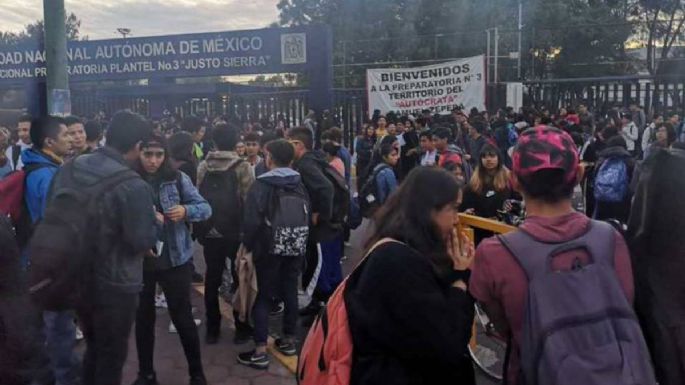 Alumnos de Prepa 3 realizan paro; exigen renuncia de profesores por acoso