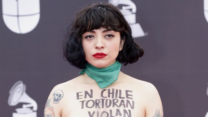 Mon Laferte protesta por la crisis chilena en los Grammy Latinos (Video)