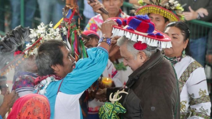 Ante wixáricas, AMLO se compromete a solucionar conflictos agrarios