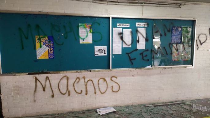 En la UNAM, feministas y estudiantes de ingeniería se enfrentan durante marcha contra el acoso