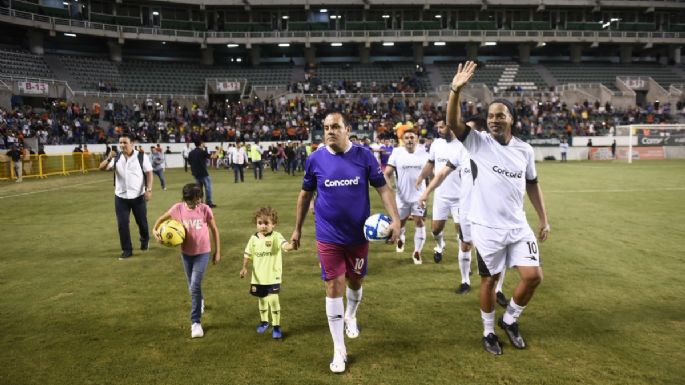 Blanco vence a Ronaldinho en partido amistoso con escasa asistencia en Zacatepec